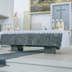 Die Organisation eines würdevollen Abschieds: Ein Leitfaden für Angehörige